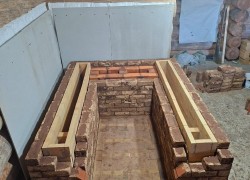 Русская печь из кирпича ручной формовки.