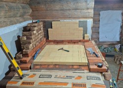 Русская печь из кирпича ручной формовки.