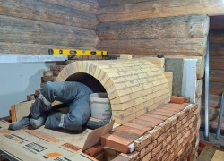 Русская печь из кирпича ручной формовки.