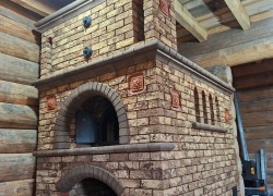 Русская печь из кирпича ручной формовки.